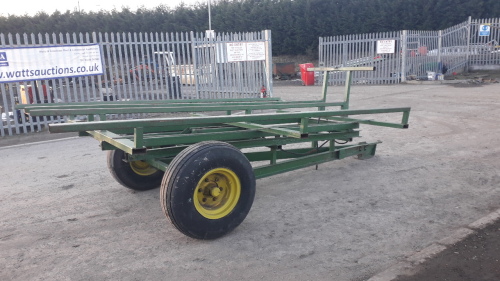 Single axle round bale carrier tipping trailer