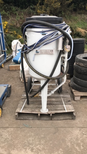 2018 STRAALTECHNICK C200 blasting pot with hoses