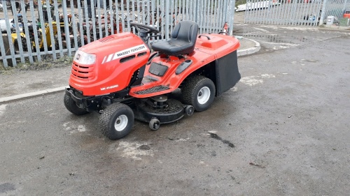 2007 MASSEY FERGUSON M41 20RD petrol driven ride on mower c/w collector (13AES1CN695)