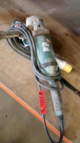 MAKITA 9'' 110v angle grinder