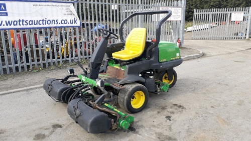 JOHN DEERE 2500 diesel triple greens mower (scarifying heads) (s/n 011403)