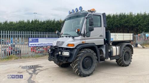 2008 MERCEDES-BENZ UNIMOG U400 280hp c/w rear pto, pick up hitch, 4 x hydraulics to the rear & 2 x to the front, front din plate (MB08 MOG)(V5 in office)