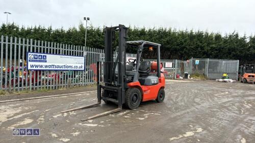 2004 TOYOTA FGF 2.5t gas forklift truck (s/n 16676) with duplex mast & side-shift