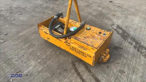 Vacuum kerb lifter