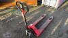 2500kg manual pallet truck - 2