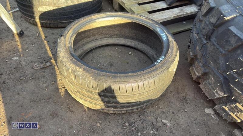 Tyre (215/40ZR17)