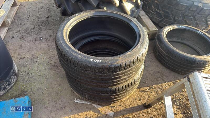 2 x tyres (235/40R19)