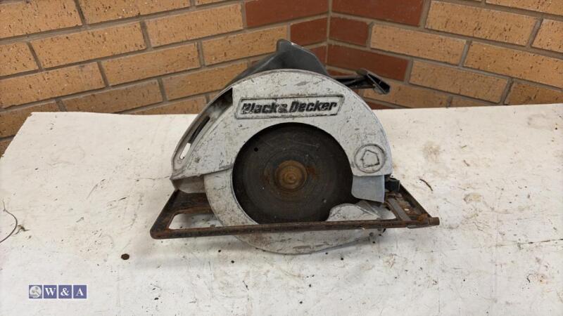 BLACK & DECKER power saw