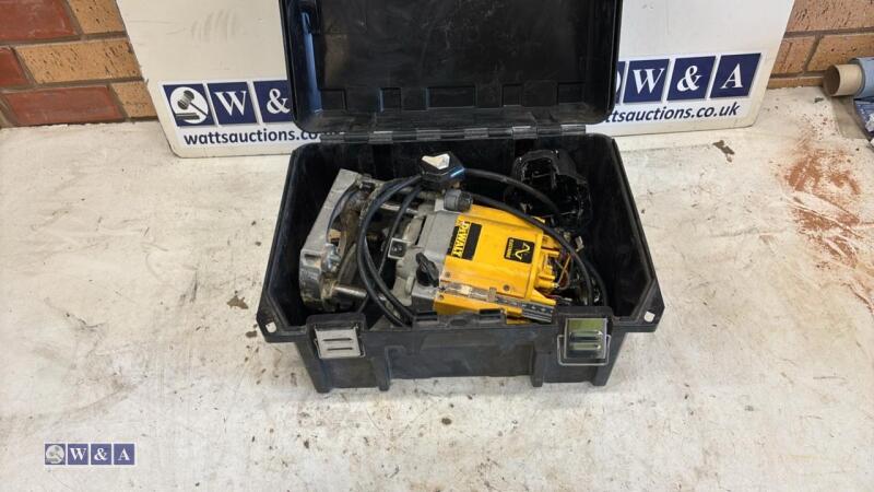 DEWALT DWG25EK 240v router c/w case