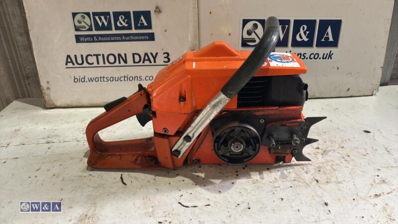 HUSQVARNA 266 chainsaw