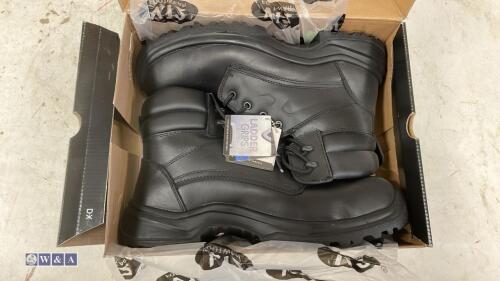 Pair of V12 safety boots (unused old stock) (size 11)