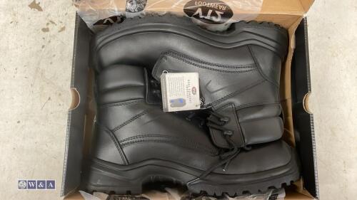 Pair of V12 safety boots (unused old stock) (size 11)