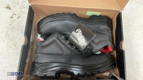 Pair of V12 safety boots (unused old stock) (size 7)