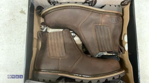 Pair of V12 safety boots (unused old stock) (size 11)