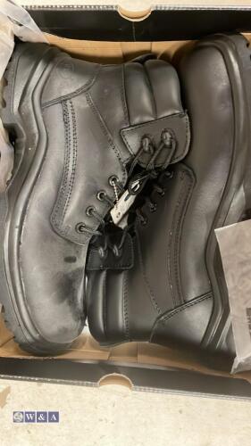 Pair of V12 safety boots (unused old stock) (size 11)