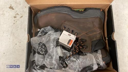 Pair of V12 safety boots (unused old stock) (size 8)