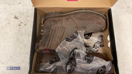 Pair of V12 safety boots (unused old stock) (size 11)