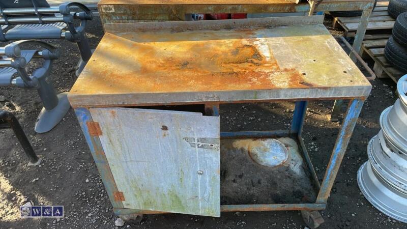 Steel mobile workbench