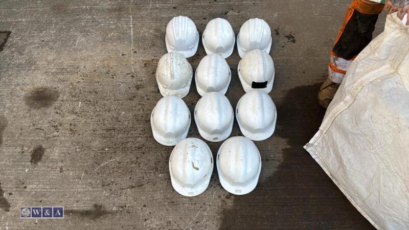 Quantity of hard hats