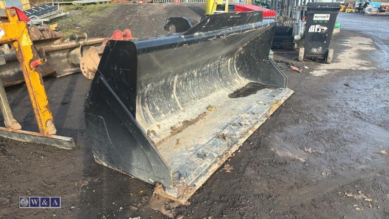 Loading bucket to suit telehandler