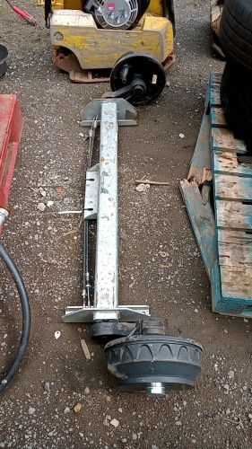 KNOTT 1800kg axle c/w shoes, hubs & cables