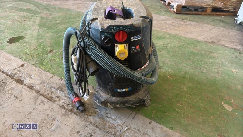 BOSCH 110v dust extractor c/w hose