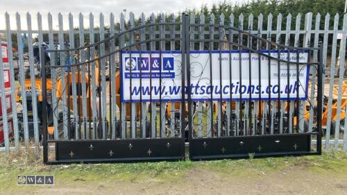 Pair of entrance gates with star design (suit 14ft entrance)