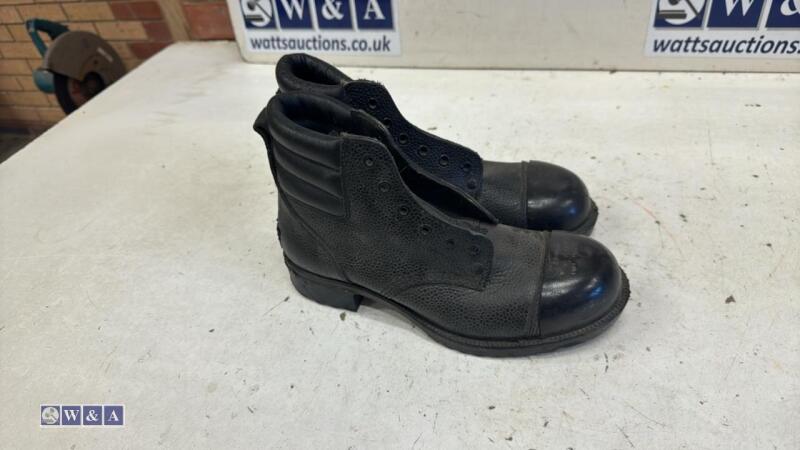 Steel toe workboots (size 8) (unused)