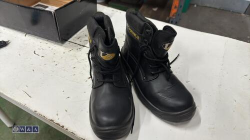 V12 steel toe workboots (size 8) (unused)