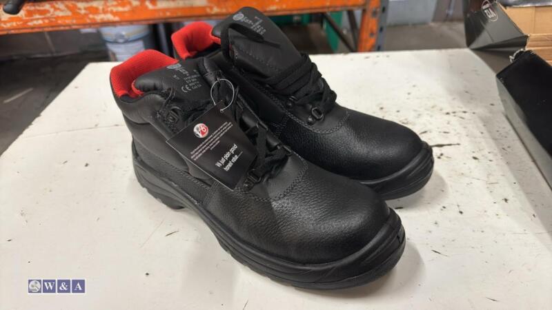 V12 steel toe workboots (size 12) (unused)