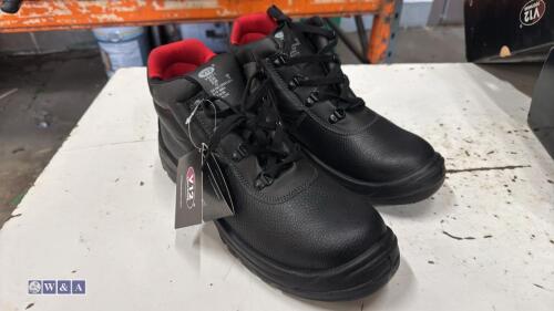 V12 steel toe workboots (size 12) (unused)