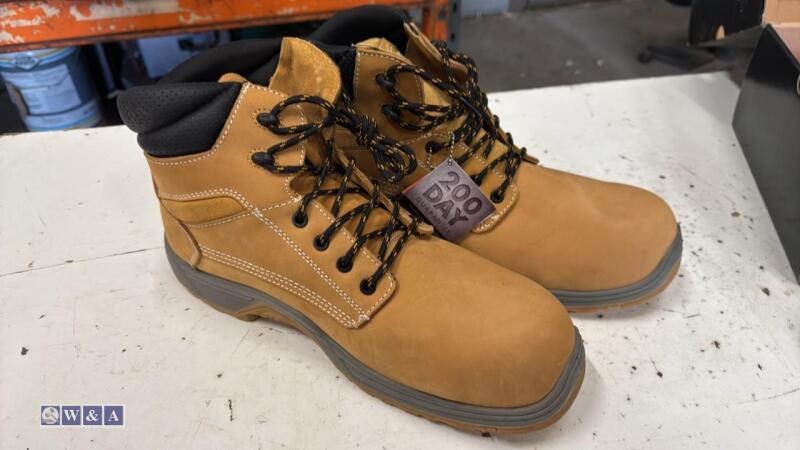 V12 steel toe workboots (size 13) (unused)