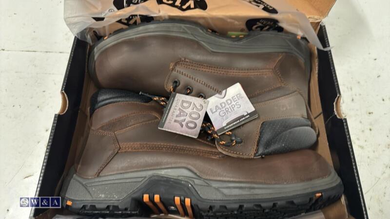 V12 steel toe workboots (size 13) (unused)