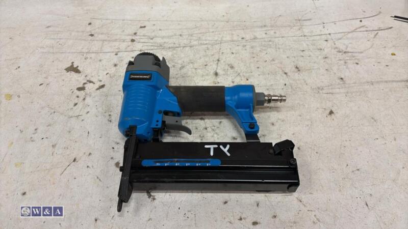 Pneumatic stapler