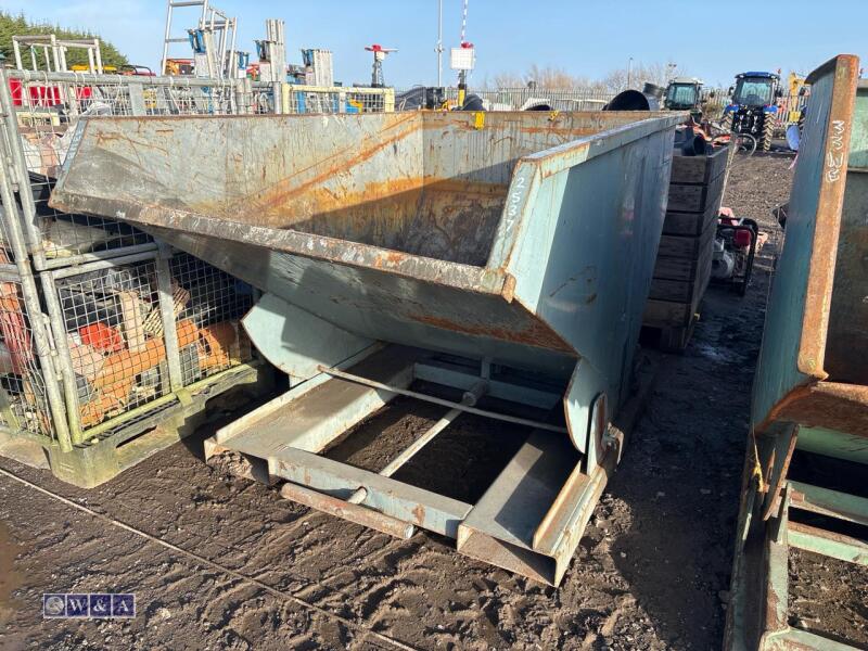 Forklift tipping skip