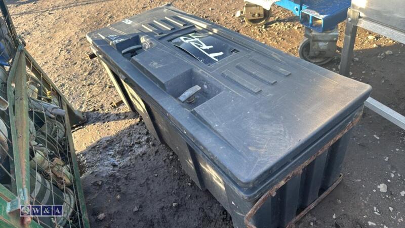 Storage box including mesh sheets