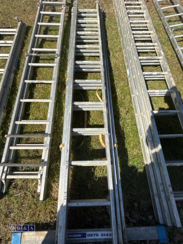 Aluminium triple extension ladder