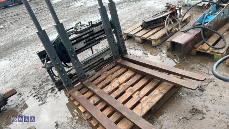 Double pallet spreading forks