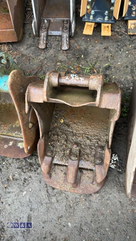 1ft digging bucket (30mm pins)