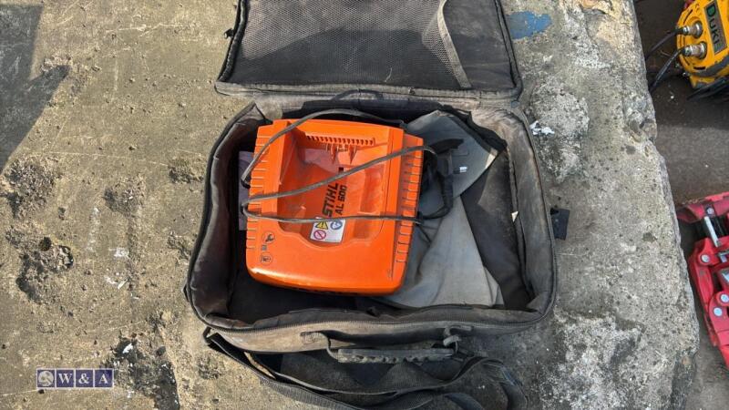 STIHL AL500 battery charger c/w carry case