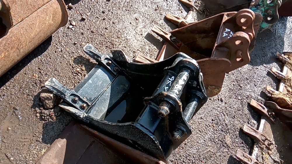 13'' JCB digging bucket with teeth (30mm pins) Day 3 Carlton Timed