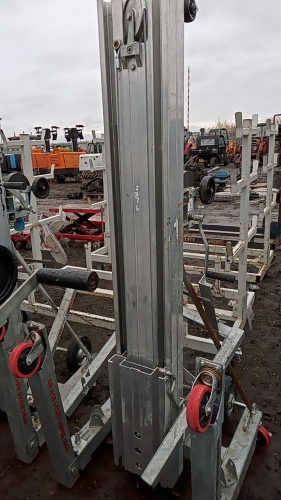 2010 SUMNER material hoist c/w forks